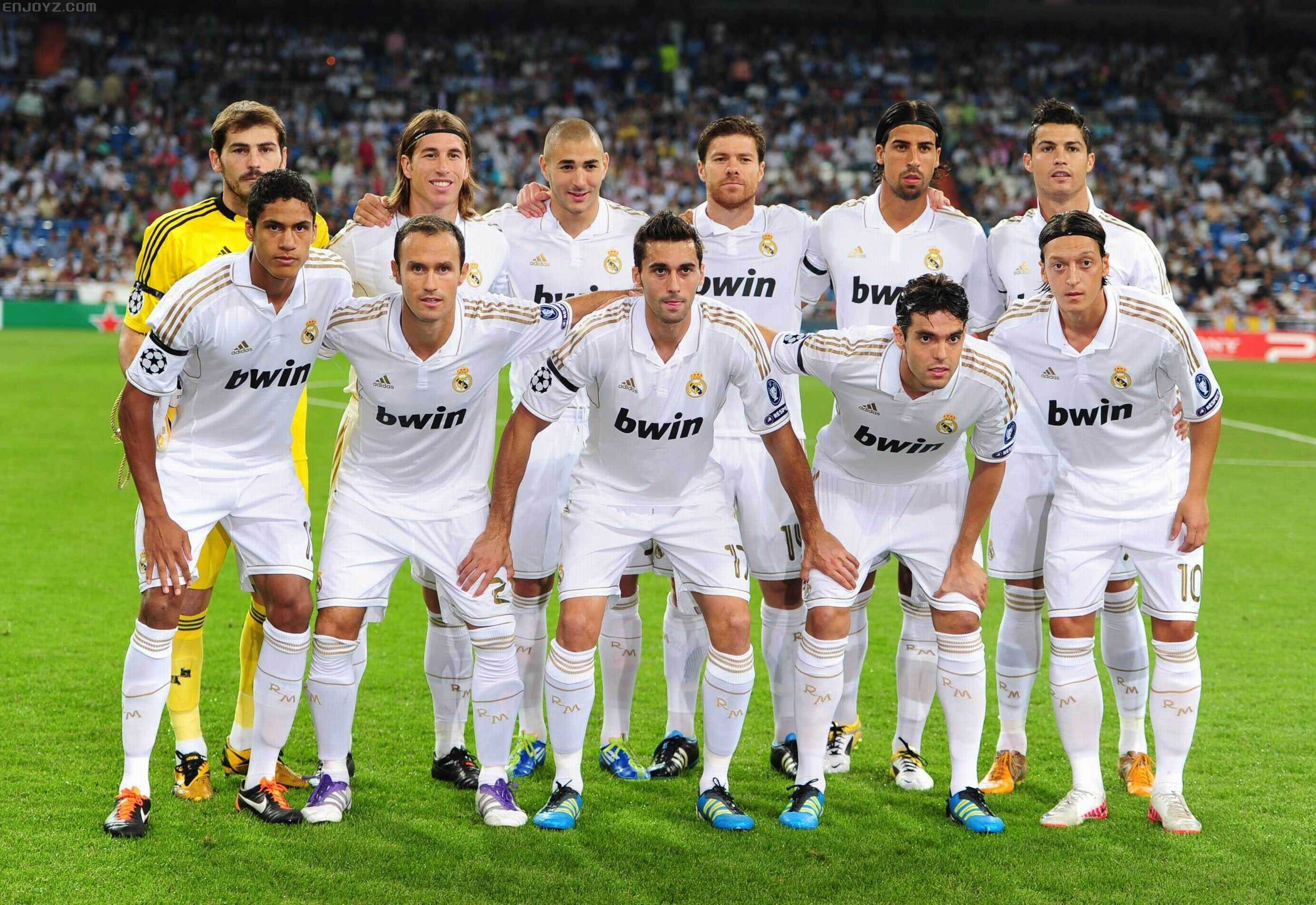 球队集体围着他庆祝太治愈