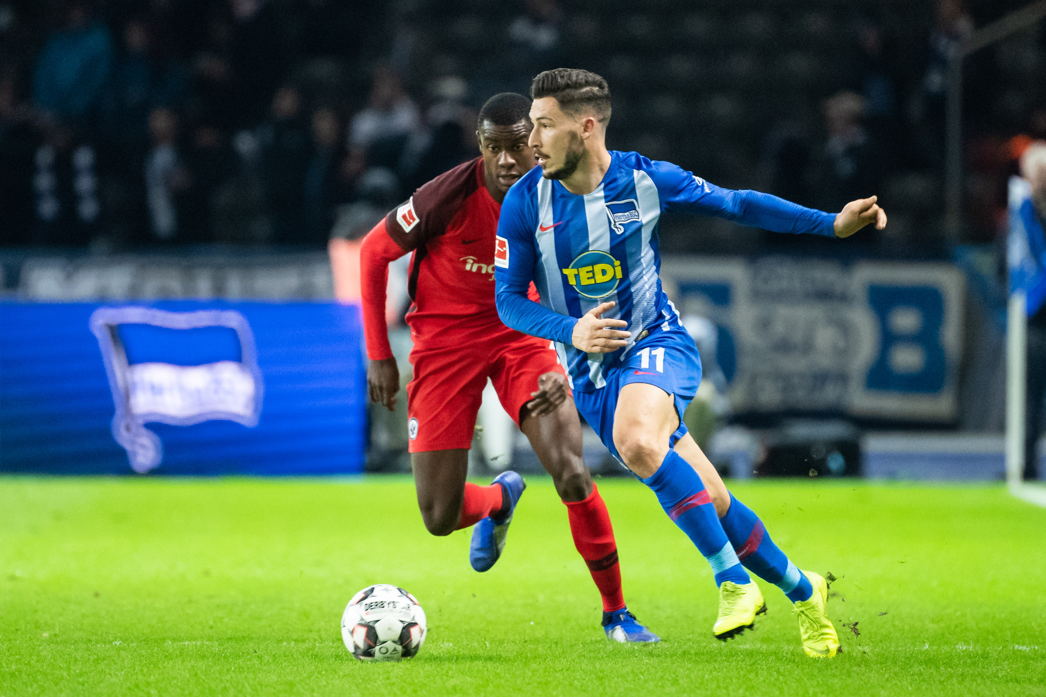 英超半场：B费破门，贝勒加德建功，狼队1-1曼联（英超半场：B费先拔头筹，贝勒加德扳平，狼队暂1-1曼联）