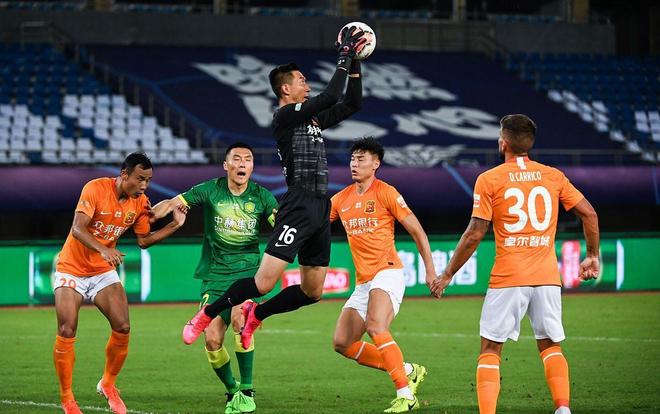 斯基拉：英超俱乐部想签圣地亚哥-卡斯特罗，但博洛尼亚不想卖（斯基拉：多家英超队相中圣地亚哥-卡斯特罗，博洛尼亚无意放人）