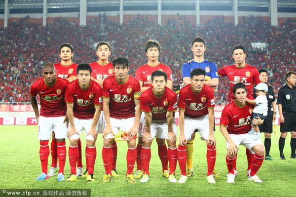 跟队：麦迪逊赛后拄拐穿过混合采访区，神情十分沮丧