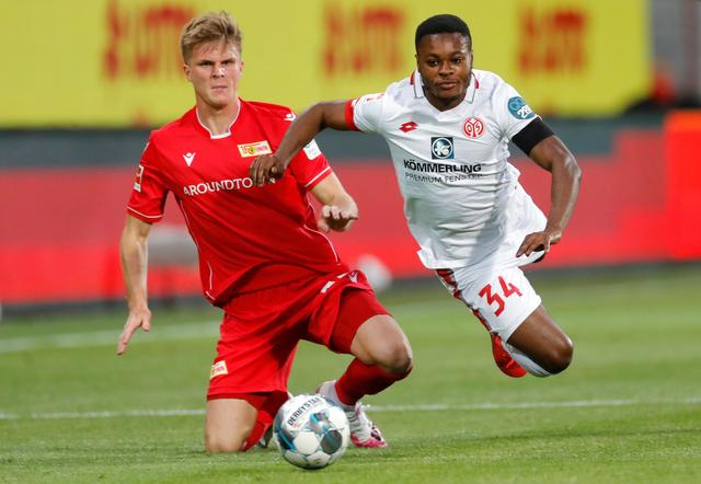 皇马下赛季主场球衣谍照：经典白色主色调，深绿镶边+粉红三道杠（皇马新赛季主场球衣曝光：经典纯白基调，深绿滚边配粉色三条纹）