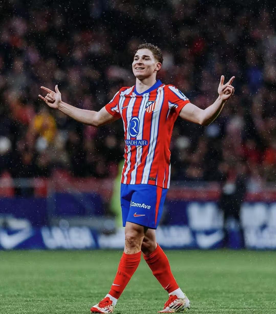 拜仁莱万多夫斯基连续两场进球