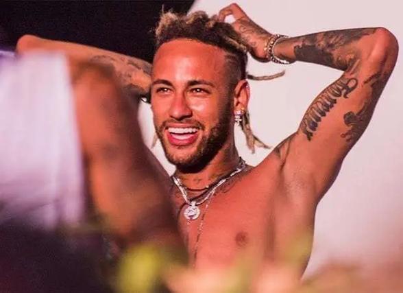 英超战报：勒温双响，斯塔赫补时破门，利兹联4-1水晶宫（英超快讯：勒温梅开二度，斯塔赫读秒破门，利兹联4-1击败水晶宫）