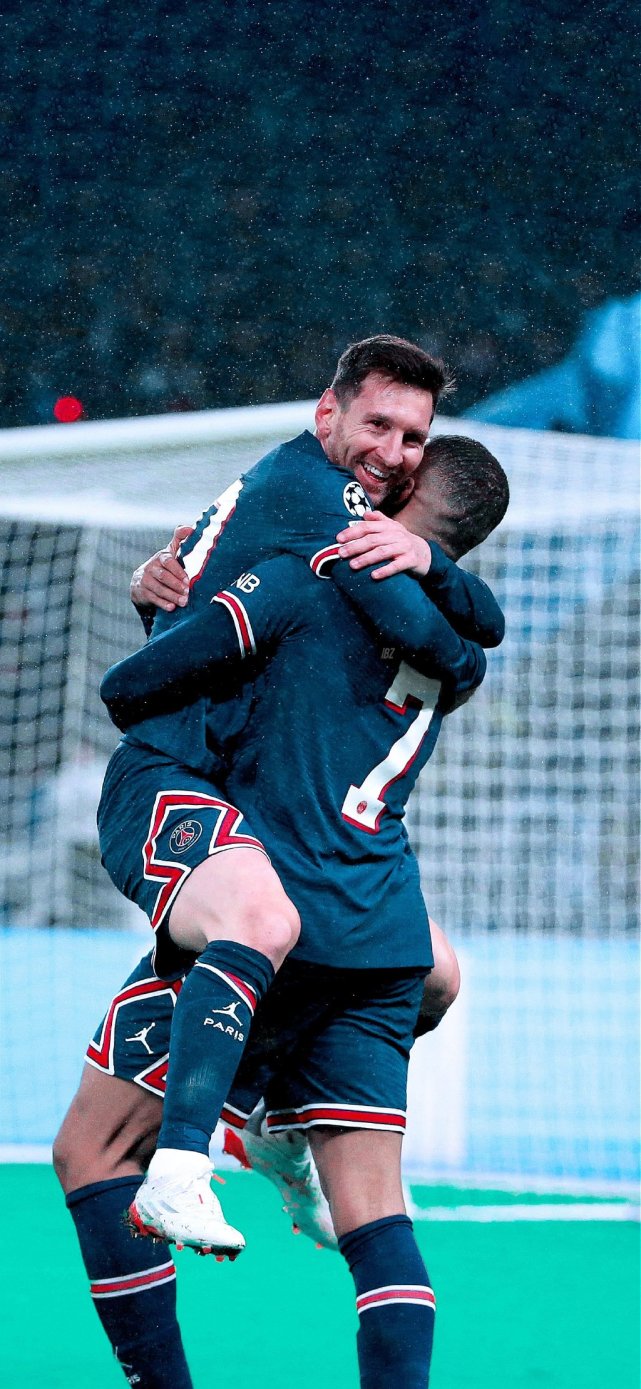 英超官方宣布裁判新规，新科技判罚引争议（英超官宣裁判改革，科技判罚掀起争论）