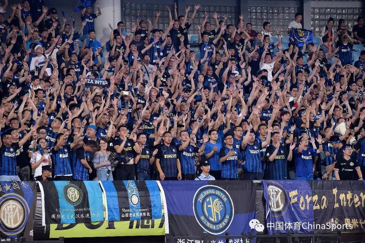 泪目！足协杯冠军奖杯被带回工体，放在已故球迷杨雪的座位旁（令人动容：足协杯冠军奖杯回归工体，安放在已故球迷杨雪的座位旁）