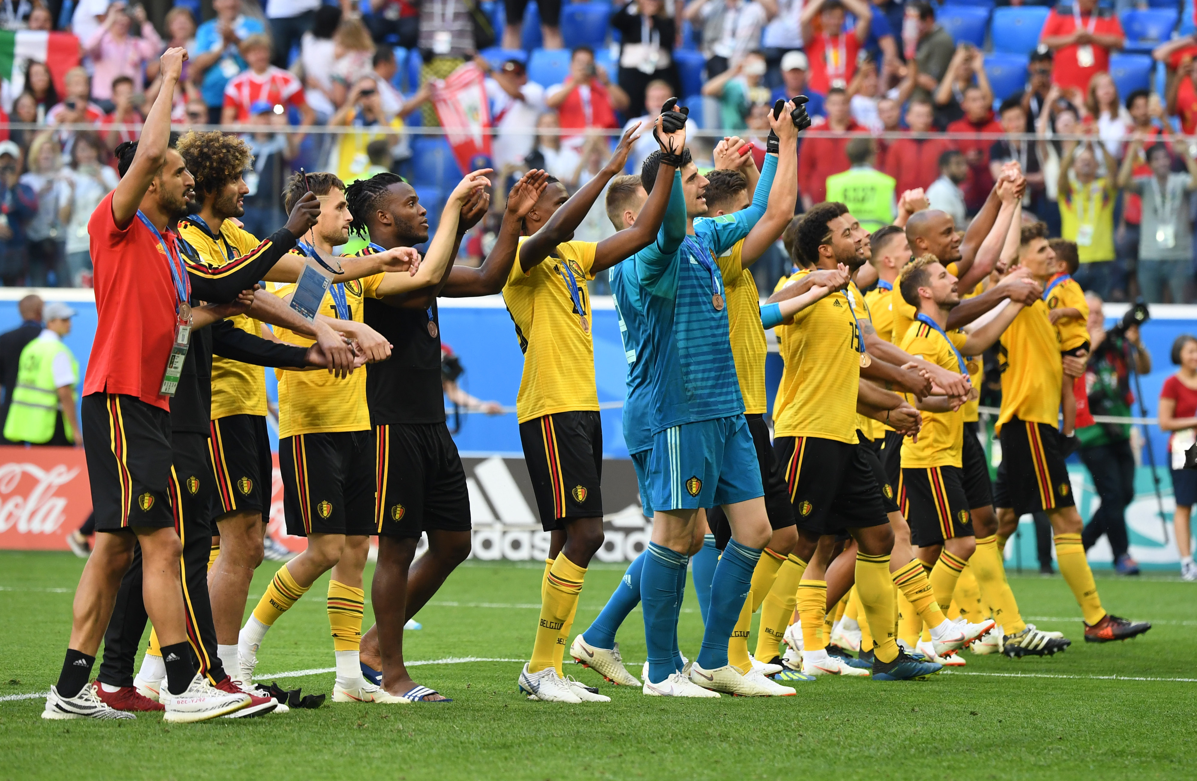 AC米兰在意大利杯负于拉齐奥，终结13场不败，放弃杯赛以专注意甲，凸显战略调整。（AC米兰意杯不敌拉齐奥，13场不败止步，舍杯专攻意甲显战略转向）