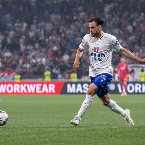 穆帅的本菲卡1米98门将受到英超球队关注，售价在4000万欧元（英超多队盯上穆帅麾下本菲卡1米98门将，标价约4000万欧元）